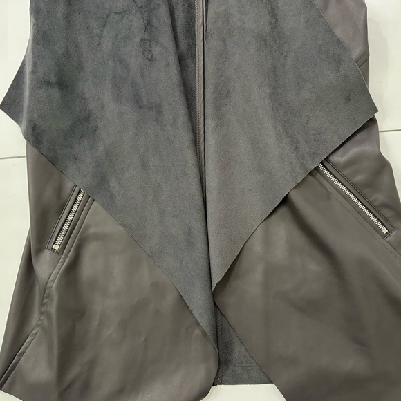 T. Tahari Faux Suede Leather Waterfall Open Front Vest Grey size Small - Picture 4 of 16